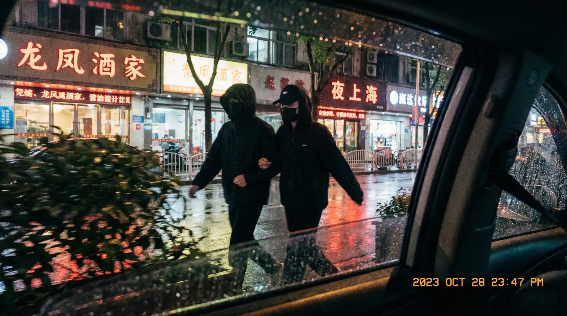我强睡年轻漂亮的继坶1 - 顶流明星深夜密会现场抓拍照片